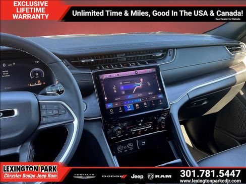 Used 2025 Jeep Grand Cherokee Limited AWD/4WD image 9