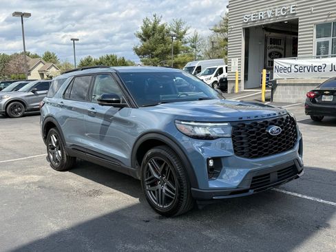Used 2025 Ford Explorer ST-Line w/ Premium Package image 16