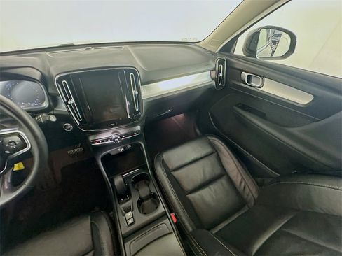 Used 2022 Volvo XC40 T4 Momentum image 11