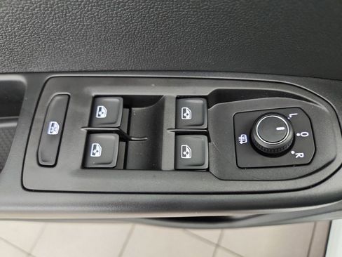 New 2026 Volkswagen Taos SE image 9