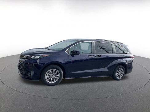Used 2025 Toyota Sienna XLE image 8