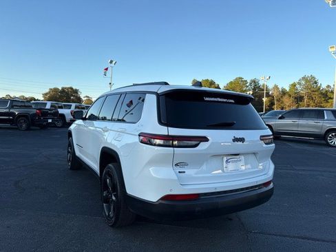 Used 2023 Jeep Grand Cherokee L Laredo image 5