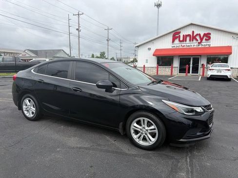 Used 2018 Chevrolet Cruze LT w/ Convenience Package FWD image 1