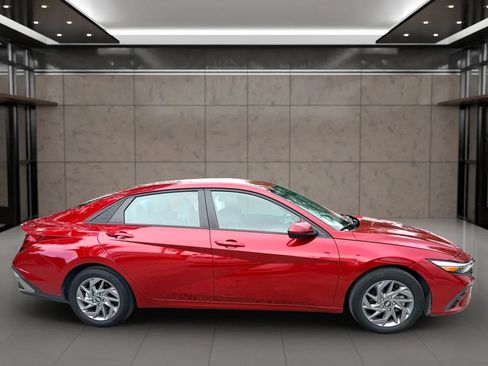 Used 2024 Hyundai Elantra SEL FWD image 2