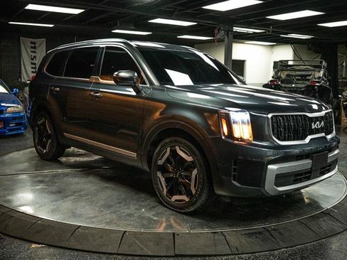 Used 2024 Kia Telluride EX w/ EX Captain's Chair Package image 5