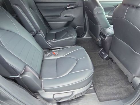 Used 2023 Toyota Highlander XLE FWD image 17