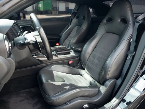 Used 2017 Nissan GT-R Premium image 15