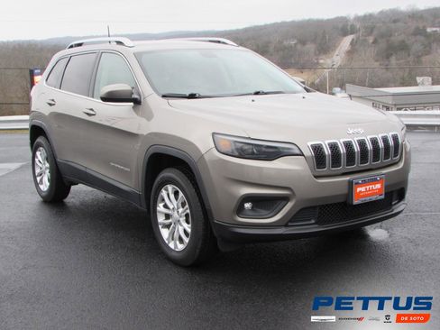 Used 2019 Jeep Cherokee Latitude w/ Cold Weather Group image 1