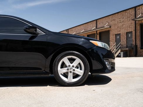 Used 2014 Toyota Camry SE FWD image 12