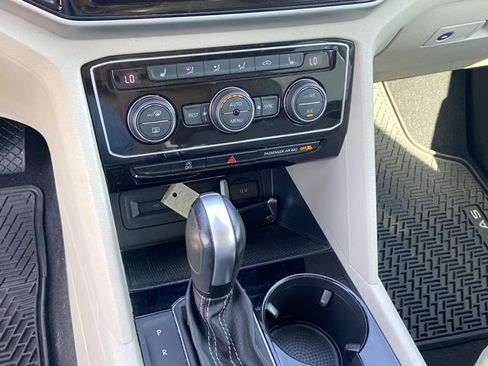 Used 2023 Volkswagen Atlas SE w/ Panoramic Sunroof Package FWD image 35