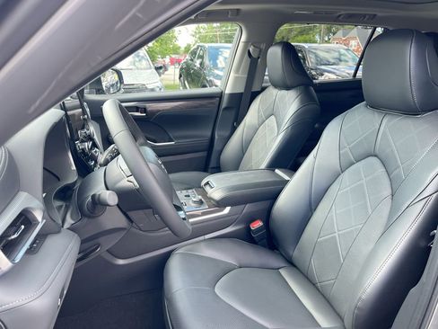 Used 2026 Toyota Highlander Platinum AWD/4WD image 11