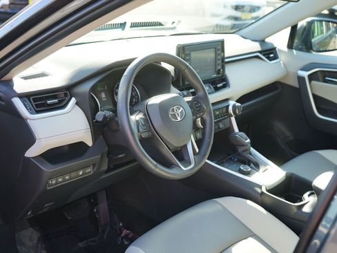 Used 2022 Toyota RAV4 XLE Premium image 10