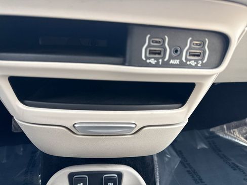 Used 2021 Chrysler Pacifica Touring-L image 22