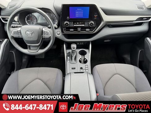 Used 2025 Toyota Highlander LE image 13