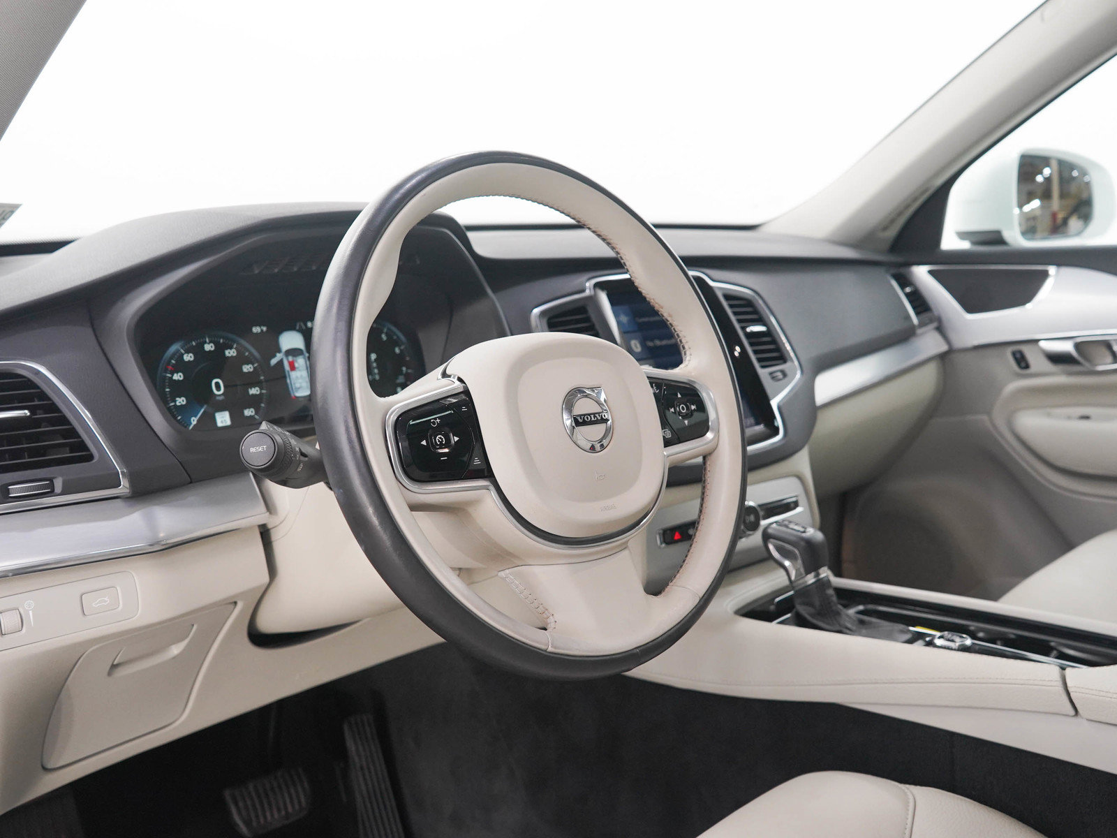 Used 2018 Volvo XC90 T6 Momentum w/ Convenience Package AWD/4WD image 27