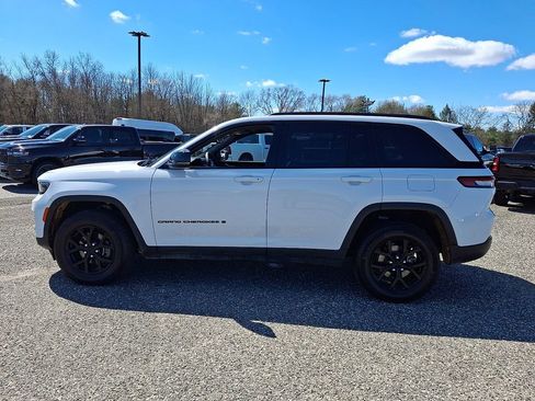 Used 2024 Jeep Grand Cherokee Altitude AWD/4WD image 7