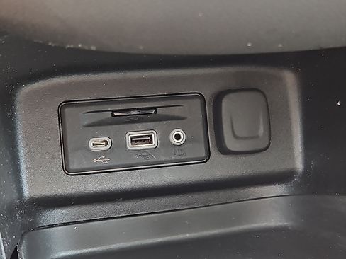 Used 2021 Chevrolet Equinox LT FWD image 25