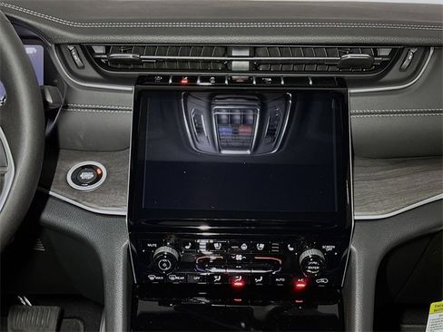 New 2025 Jeep Grand Cherokee Limited w/ Luxury Tech Group II image 9