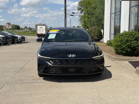 Certified 2025 Hyundai Elantra Limited FWD image 12