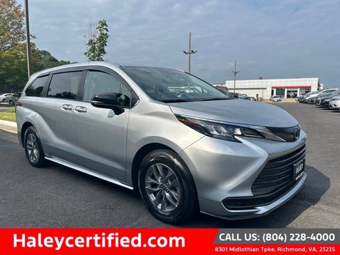 Used 2024 Toyota Sienna LE FWD image 1