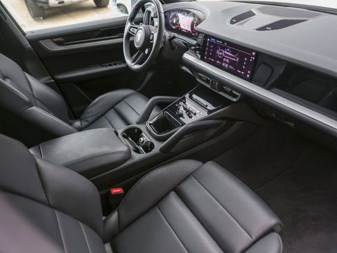 Certified 2025 Porsche Cayenne image 36
