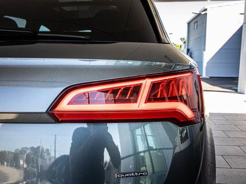 Used 2020 Audi Q5 2.0T Titanium Premium Plus w/ Premium Plus Package image 18