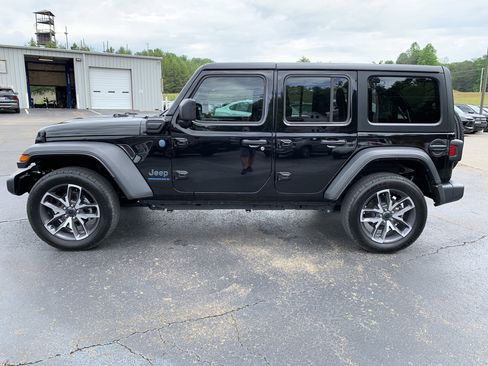 Used 2024 Jeep Wrangler Unlimited w/ Convenience Group AWD/4WD image 12