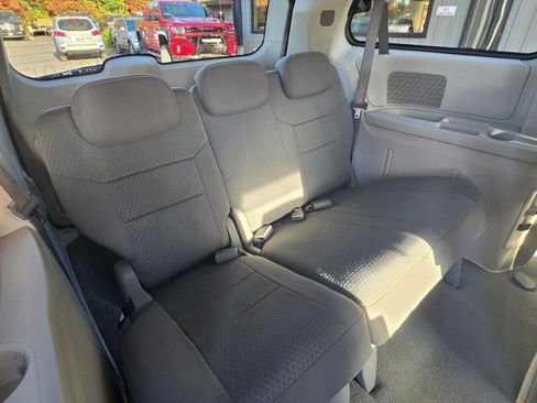 Used 2010 Chrysler Town & Country Touring FWD image 10