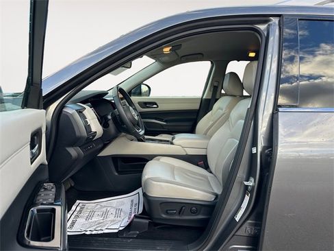 Used 2023 Nissan Pathfinder SL image 9