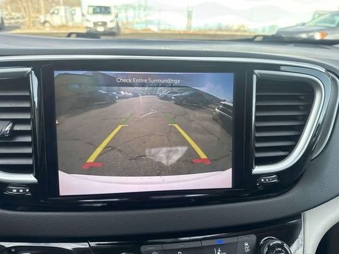 Used 2024 Chrysler Pacifica Touring-L image 29