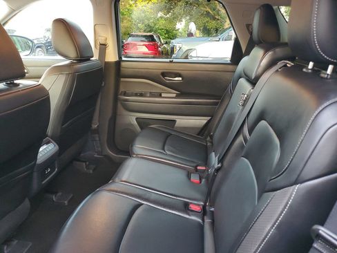 Used 2025 Nissan Pathfinder SL FWD image 10