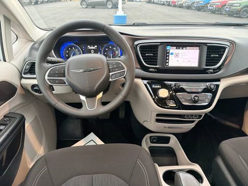 Used 2022 Chrysler Voyager LX image 13