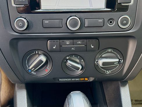 Used 2011 Volkswagen Jetta SEL image 14