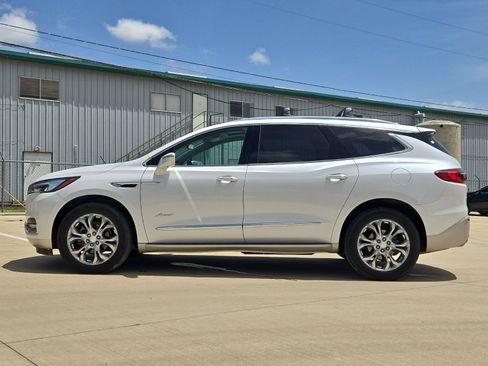 Used 2018 Buick Enclave Avenir w/ Avenir Technology Package FWD image 2