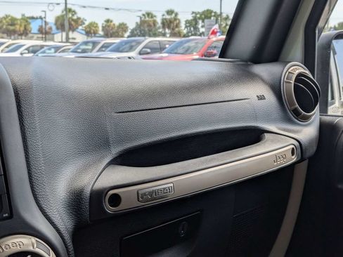 Used 2017 Jeep Wrangler Unlimited Sahara AWD/4WD image 28