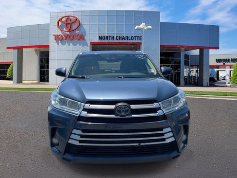 Used 2017 Toyota Highlander XLE FWD image 2