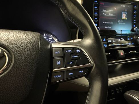Used 2021 Toyota Highlander LE AWD/4WD image 31