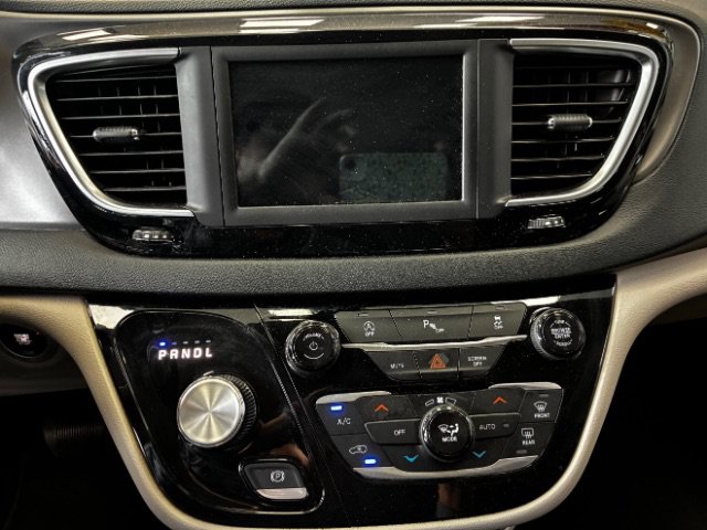 Used 2020 Chrysler Pacifica Touring-L FWD image 23