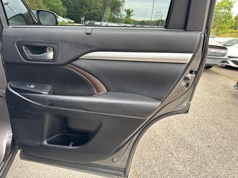 Used 2018 Toyota Highlander XLE FWD image 16