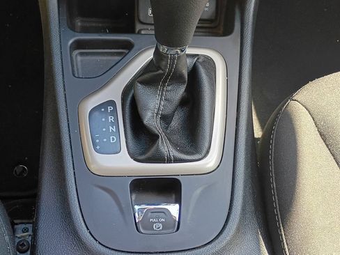 Used 2018 Jeep Cherokee Latitude w/ Altitude Package FWD image 18