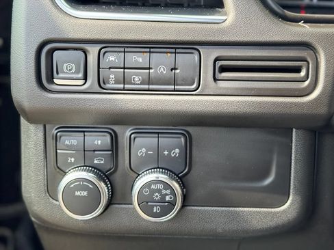Used 2024 GMC Yukon SLT w/ SLT Luxury Package AWD/4WD image 21