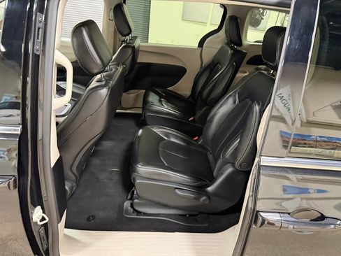 Used 2023 Chrysler Pacifica Touring-L FWD image 27
