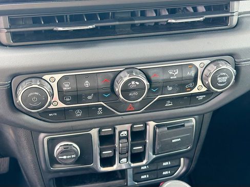 Used 2024 Jeep Wrangler Sahara image 31