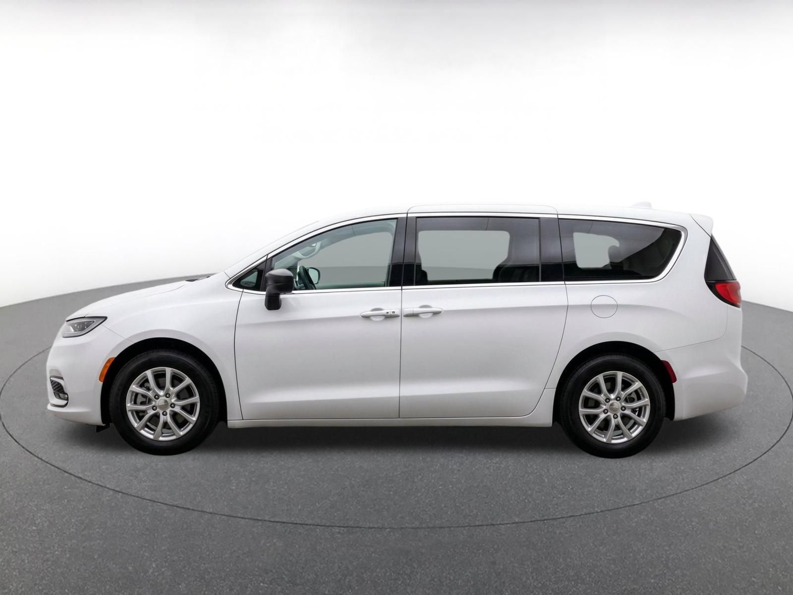 Used 2024 Chrysler Voyager LX FWD image 4