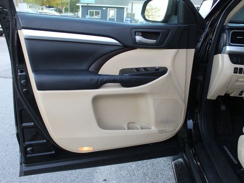 Used 2015 Toyota Highlander XLE image 10