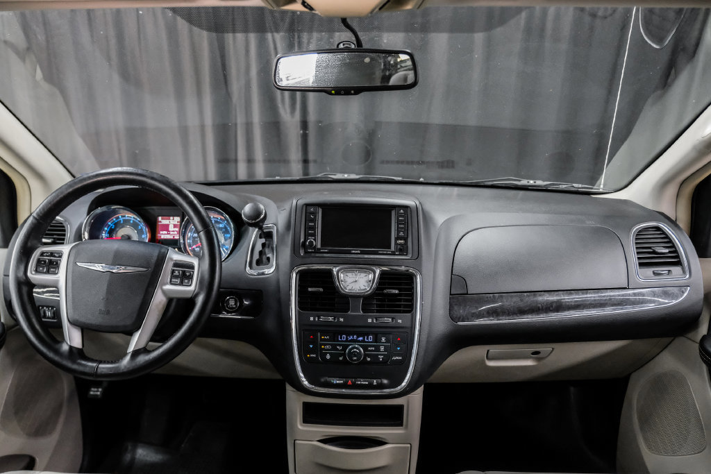 Used 2015 Chrysler Town & Country Touring w/ Driver Convenience Group FWD image 15