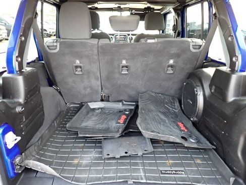 Used 2019 Jeep Wrangler Unlimited Sahara w/ Uconnect 4C Nav & Sound Group AWD/4WD image 8
