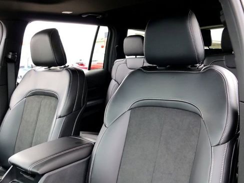 New 2025 Jeep Grand Cherokee L Laredo image 10