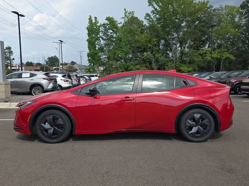 Used 2025 Toyota Prius LE FWD image 2