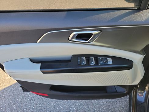 Used 2022 Kia Carnival LX image 19